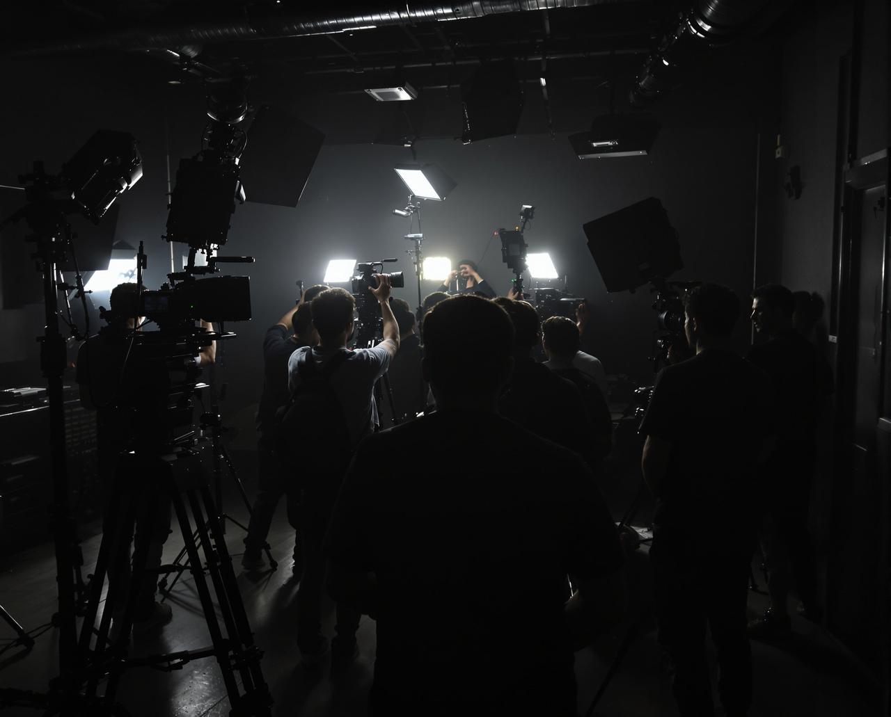 三级片在线看制作团队